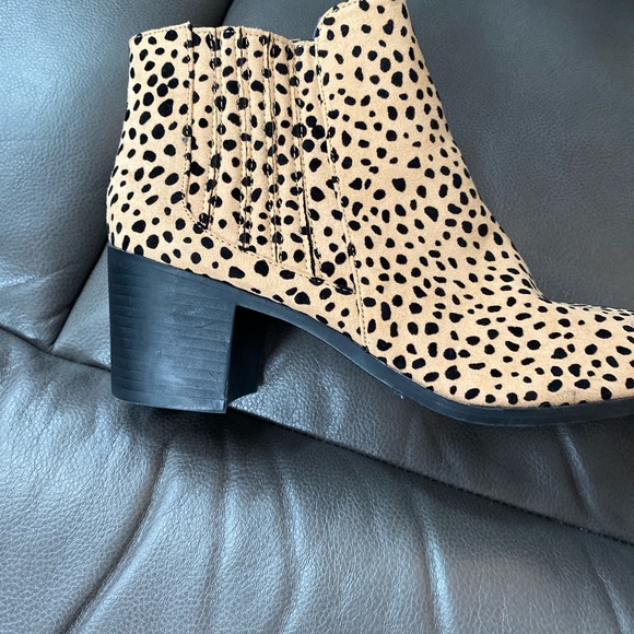 Brand new cheetah print booties - Picture 2 of 3